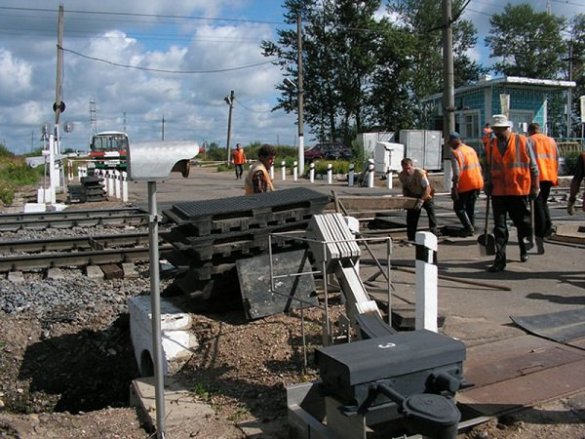 У платформы Новопетровская снова ремонтируют переезд